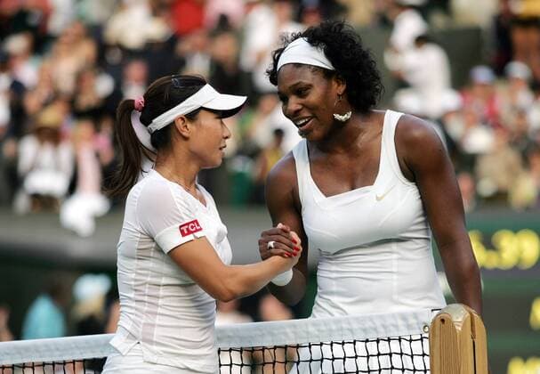 Serena Williams (USA, re.) und Jie Zheng (China) -  Tennis Damen All England Championships 2008, Grand Slam, WTA Tour Gruppe Wimbledon o0 Halbfinale London