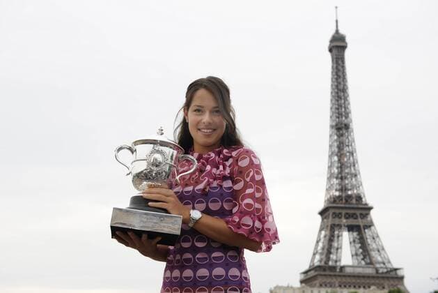 Ana Ivanovic (Serbien), Siegerin der French Open 2008, posiert mit der Trophäe French Open 2008 Tennis Damen French Open 2008, WTA Tour, Grand Slam, Shooting Einzelbild Roland Garros Paris