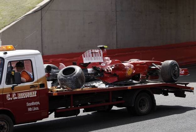 Demolierter Bolide von Felipe Massa (Brasilien Ferrari) wird abtransportiert Motorsport Grand Prix Herren Großer Preis von England 2008, Formel 1 Weltmeisterschaft, F1, F, GP, WM, Training Einzelbild Silverstone