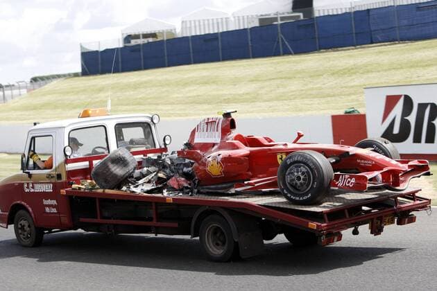 Demolierter Bolide von Felipe Massa (Brasilien Ferrari) wird abtransportiert Motorsport Grand Prix Herren Großer Preis von England 2008, Formel 1 Weltmeisterschaft, F1, F, GP, WM, Training Einzelbild Silverstone