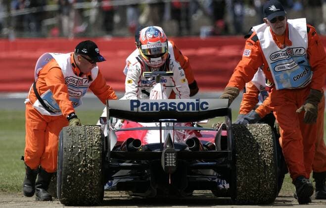 Timo Glock (Deutschland Toyota) schiebt mit den Streckenposten seinen Boliden Motorsport Grand Prix Herren Großer Preis von England 2008, Formel 1 Weltmeisterschaft, F1, F, GP, WM, Training Gruppe Silverstone
