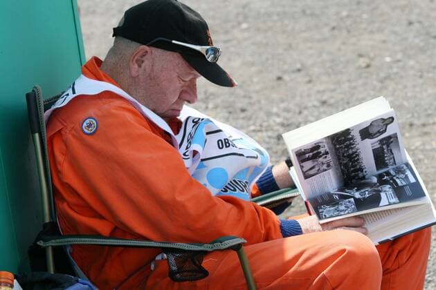 Streckenposten schaut sich ein Buch an Motorsport Grand Prix Herren Großer Preis von England 2008, Formel 1 Weltmeisterschaft, F1, F, GP, WM, Training Einzelbild Silverstone