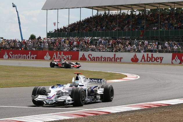 Nick Heidfeld (Deutschland BMW Sauber) vor Lewis Hamilton (England McLaren Mercedes) Motorsport Grand Prix Herren Großer Preis von England 2008, Formel 1 Weltmeisterschaft, F1, F, GP, WM, Training Totale Silverstone