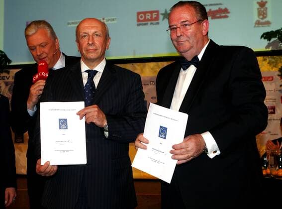 Andre Mayer (Luxemburg, re.), Präsident des Europäischen Volleyball Verbands CEV, präsentiert die Fluggesellschaft Aeroflot als offiziellen Partner der Champions League 2008 2009 -  Volleyball EC 1 Herren European Volleyball Gala 2008, Auslosung Indesit Champions League 2009 Gruppe Wien