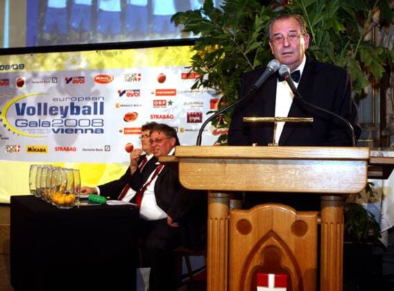 Andre Mayer (Luxemburg), Präsident des Europäischen Volleyball Verbands CEV, anlässlich der European Volleyball Gala 2008 am Rednerpult -  Volleyball EC 1 Herren European Volleyball Gala 2008, Auslosung Indesit Champions League 2009 Gruppe Wien