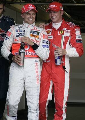 Heikki Kovalainen (McLaren Mercedes, li.) freut sich mit Landsmann Kimi Räikkönen (beide Finnland Ferrari) über seine Pole Position beim GP von Großbritannien 2008 Motorsport Grand Prix Herren Großer Preis von Großbritannien 2008, Formel 1 Weltmeisterschaft, F1, F, GP, WM, Gruppe Silverstone Freude,