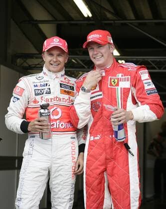 Heikki Kovalainen (McLaren Mercedes, li.) freut sich mit Landsmann Kimi Räikkönen (beide Finnland Ferrari) über seine Pole Position beim GP von Großbritannien 2008 Motorsport Grand Prix Herren Großer Preis von Großbritannien 2008, Formel 1 Weltmeisterschaft, F1, F, GP, WM, Gruppe Silverstone Freude,