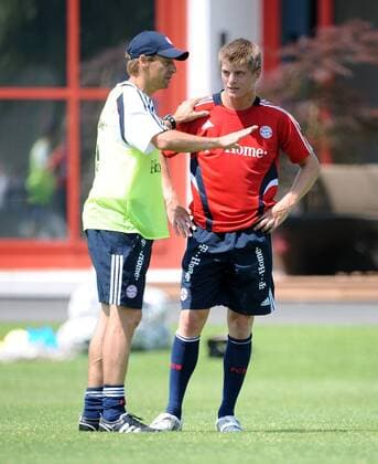 Trainer Jürgen Klinsmann (li.) gibt Toni Kroos (beide Bayern) Anweisungen Fußball 1. BL Herren Saison 2008 2009, FC Bayern München, Training Gruppe München Nachdenklichkeit,