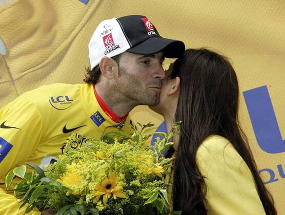 Alejandro Valverde (Spanien Caisse d Epargne) gewinnt die erste Etappe der Tour de France 2008 und fährt somit im gelben Trikot des Gesamtführenden Radsport Herren Tour de France 2008, Straßenradsport, Straße, Rad Gruppe 1. Etappe: Brest - Plumelec Begeisterung, Freude,