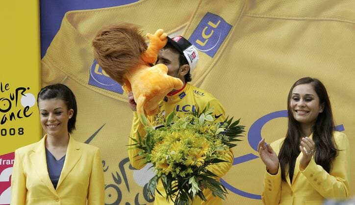Alejandro Valverde (Spanien Caisse d Epargne) gewinnt die erste Etappe der Tour de France 2008 und fährt somit im gelben Trikot des Gesamtführenden Radsport Herren Tour de France 2008, Straßenradsport, Straße, Rad Gruppe 1. Etappe: Brest - Plumelec Begeisterung, Freude,