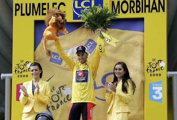 Alejandro Valverde (Spanien Caisse d Epargne) gewinnt die erste Etappe der Tour de France 2008 und fährt somit im gelben Trikot des Gesamtführenden Radsport Herren Tour de France 2008, Straßenradsport, Straße, Rad Gruppe 1. Etappe: Brest - Plumelec Begeisterung, Freude,