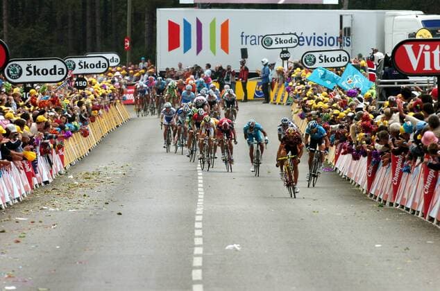 Alejandro Valverde (Spanien Caisse D Epargne) führt den Zielsprint bei der ersten Etappe der Tour de France 2008 an und wird diesen auch gewinnen -  Radsport Herren Tour de France 2008, Straßenradsport, Straße, Rad Totale 1. Etappe: Brest - Plumelec Dynamik,