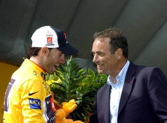 Bernard Hinault (Frankreich, re.) gratuliert Alejandro Valverde (Spanien Caisse D Epargne), der die erste Etappe der Tour de France 2008 gewonnen hat und nunmehr im gelben Trikot des Gesamtführenden fährt -  Radsport Herren Tour de France 2008, Straßenradsport, Straße, Rad Gruppe 1. Etappe: Brest - Plumelec Begeisterung, Freude,