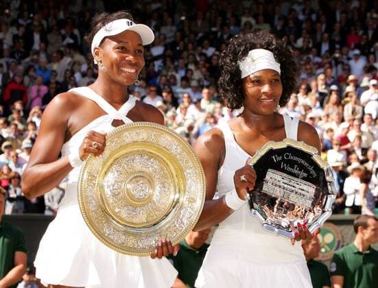 Venus Williams (li.) siegt vor ihrer Schwester Serena (beide USA) in Wimbledon 2008 Tennis Damen All England Championships 2008, Grand Slam, WTA Tour, Finale Gruppe Wimbledon London Freude,