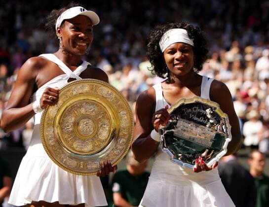 Venus Williams (li.) siegt vor ihrer Schwester Serena (beide USA) in Wimbledon 2008 Tennis Damen All England Championships 2008, Grand Slam, WTA Tour, Finale Gruppe Wimbledon London Freude,