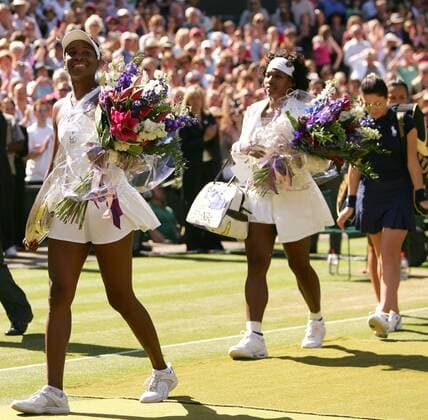 Venus Williams (li.) siegt vor ihrer Schwester Serena (beide USA) in Wimbledon 2008 Tennis Damen All England Championships 2008, Grand Slam, WTA Tour, Finale Gruppe Wimbledon London Freude,