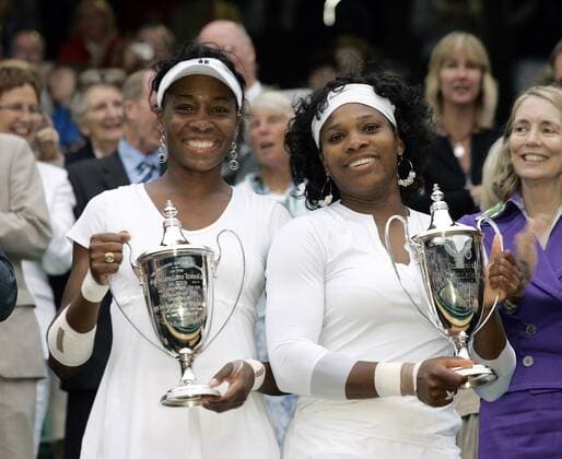 Venus Williams (li.) und ihre Schwester Serena Williams (beide USA), Sieger bei den All England Championships 2008 im Doppel, präsentieren ihren Pokal -  Tennis Damen All England Championships 2008, Grand Slam, WTA Tour, Finale Gruppe Wimbledon London Freude,