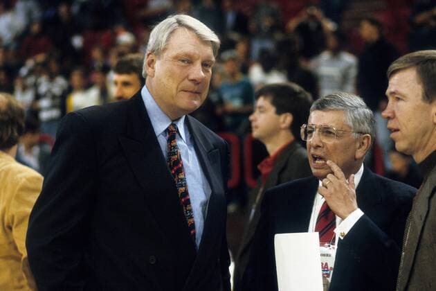 Trainer Don Nelson (Golden State Warriors, li.) und NBA Commissioner David L. Stern (Mitte, beide USA) Basketball Herren NBA Europe Tour 1994, USA Gruppe Paris Bercy Nachdenklichkeit,