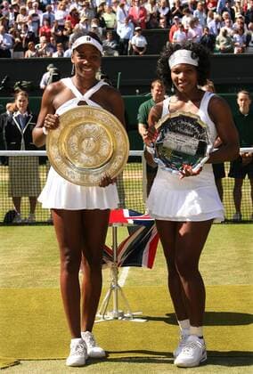 Venus Williams (li.) gewinnt die All England Championships 2008 vor ihrer Schwester Serena Williams (beide USA) Tennis Damen All England Championships 2008, Grand Slam, WTA Tour, Finale Gruppe Wimbledon London