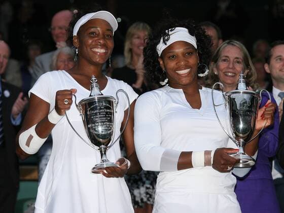 Venus Williams (li.) und ihre Schwester Serena Williams (beide USA) gewinnen die All England Championships 2008 im Doppel Tennis Damen All England Championships 2008, Grand Slam, WTA Tour, Finale Gruppe Wimbledon London