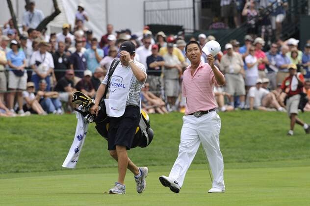 Anthony Kim (USA, re.) und sein Caddie Eric Larson -  (WAP20080706322) Golf Herren AT&T National 2008, AT & T, PGA Tour Gruppe Potomac