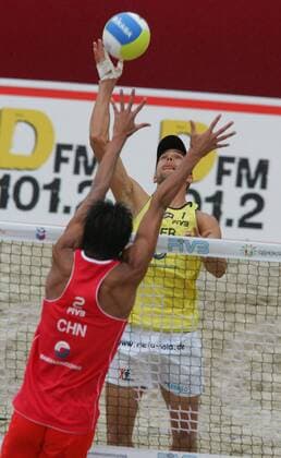 Eric Koreng (Deutschland, re.) gegen Linyin Xu (China) -  Beachvolleyball Herren Swatch FIVB World Tour 2008, WorldTour, Beach, Grand Slam Gruppe Moskau Dynamik,