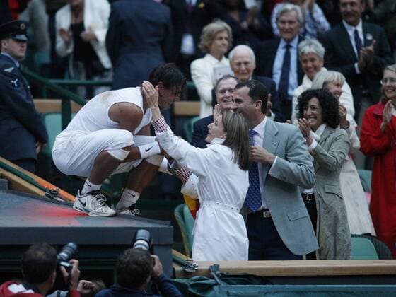 Rafael Nadal (li.) erhält Glückwünsche zum Sieg bei den All England Championships 2008 von Prinzessin Letizia (Mitte) und Kronprinz Felipe (alle Spanien) Tennis Herren All England Championships 2008, Grand Slam, ATP Tour, Finale Gruppe Wimbledon London Glück, Freude,