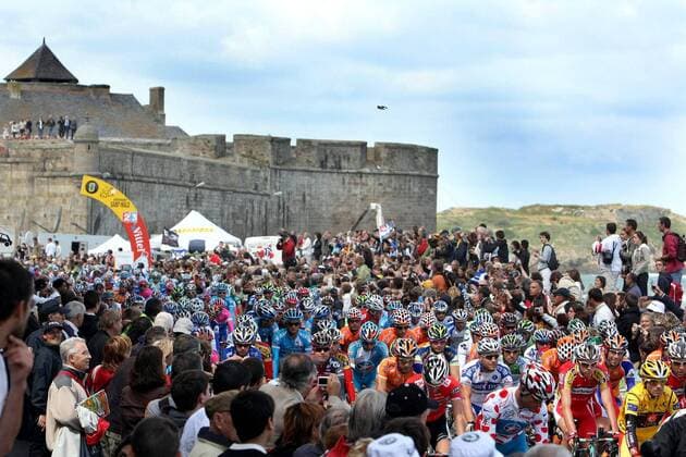 Peloton auf der 3. Etappe der Tour de France 2008 von St. Malo nach Nantes -  Radsport Herren Tour de France 2008, Straßenradsport, Straße, Rad Totale 3. Etappe: Saint Malo - Nantes, St.