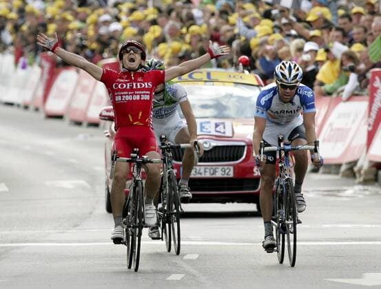 Samuel Dumoulin (Frankreich Cofidis) gewinnt die 3. Etappe der Tour de France 2008 vor William Frischkorn (USA Garmin Slipstream Chipotle, re.) Radsport Herren Tour de France 2008, Straßenradsport, Rad, Straße Gruppe 3. Etappe: St. Malo - Nantes Freude,