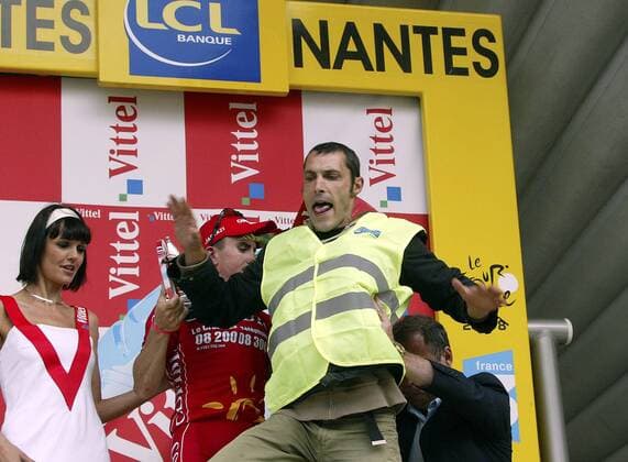 Flitzer stört die Siegerehrung des Etappensiegers Samuel Dumoulin (Frankreich Cofidis) um auf den Stellenabbau in der Region aufmerksam zu machen Radsport Herren Tour de France 2008, Straßenradsport, Rad, Straße Gruppe 3. Etappe: St. Malo - Nantes Spannung,
