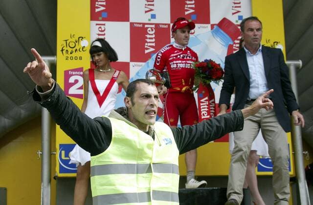 Störenfried während der Siegerehrung des Etappensiegers Samuel Dumoulin (Frankreich Cofidis) macht auf den Stellenabbau in der Region aufmerksam - Bernard Hinault (Frankreich, re.) ist entsetzt Radsport Herren Tour de France 2008, Straßenradsport, Rad, Straße Gruppe 3. Etappe: St. Malo - Nantes