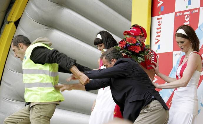 Störenfried, der während der Siegerehrung nach der 3. Etappe auf den Stellenabbau in der Region aufmerksam will, wird von Bernard Hinault (Frankreich) von der Bühne geschubst Radsport Herren Tour de France 2008, Straßenradsport, Rad, Straße Gruppe 3. Etappe: St. Malo - Nantes Kampf,