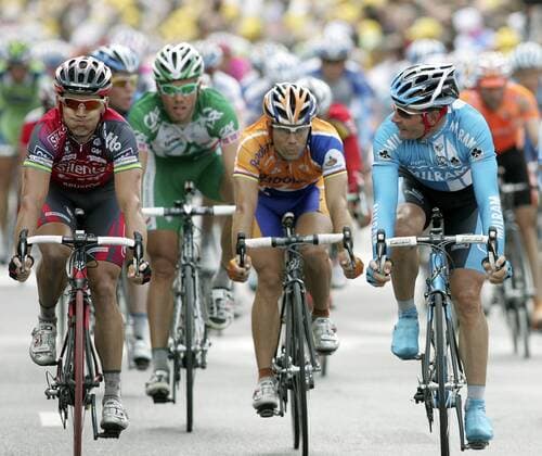 Erik Zabel (Deutschland Milram, re.) schaut zu Robbie McEwen (Australien Silence Lotto) Radsport Herren Tour de France 2008, Straßenradsport, Rad, Straße Gruppe 3. Etappe: St. Malo - Nantes