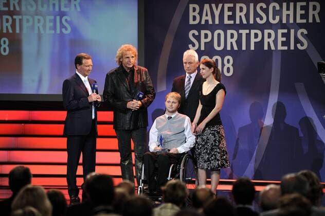 Martin Kittner (Mitte) wird in der Kategorie - Jetzt erst recht - mit dem bayrischen Sportpreis ausgezeichnet, re. Freundin und Trainer von Kittner, daneben Laudator Thomas Gottschalk (2.v.li.) und Moderator Gerd Rubenbauer (alle Deutschland) Ringen Damen Bayerischer Sportpreis 2008, Preisverleihung, Ehrung, Sportlerehrung Gruppe München