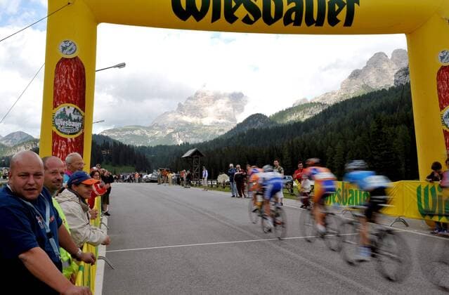 Teilnehmer der Österreich Rundfahrt 2008 rasen an den Zuschauern vorbei -  Radsport Herren Österreich Rundfahrt 2008, Straßenradsport, Straße, Rad, Totale 1. Etappe: Klausen - Toblach Dynamik,