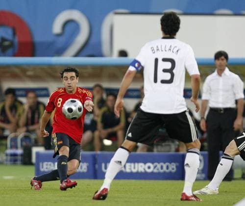Xavi Hernandez (Spanien, li.) gegen Michael Ballack (Deutschland) Fußball EM Herren Euro 2008, Länderspiel, Nationalteam, Nationaltrikot, Finale, Spanien - Deutschland 1:0 Gruppe Wien Dynamik,