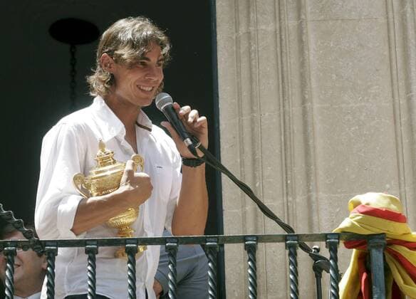 Rafael Nadal (Spanien) präsentiert bei einem Empfang in seiner Heimatstadt Manacor auf Mallorca stolz die Trophäe für den Sieg in Wimbledon 2008 -  - NOxONLINExUSE Tennis Herren All England Championships 2008, Wimbledon, London, ATP Tour, Grand Slam Einzelbild Manacor Mallorca Begeisterung, Freude,