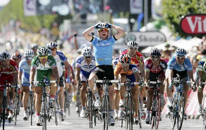 Mark Cavendish (Großbritannien Columbia, Mitte) gewinnt die 5. Etappe der Tour de France 2008 vor Oscar Freire (Spanien Rabobank) und Erik Zabel (Deutschland Milram, re.) Radsport Herren Tour de France 2008, Straßenradsport, Straße, Rad Gruppe 5. Etappe: Cholet - Chateauroux Freude,