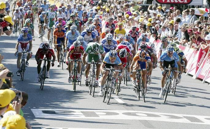 Mark Cavendish (Großbritannien Columbia, Mitte) gewinnt die 5. Etappe der Tour de France 2008 vor Oscar Freire (Spanien Rabobank) und Erik Zabel (Deutschland Milram, re.) Radsport Herren Tour de France 2008, Straßenradsport, Straße, Rad Totale 5. Etappe: Cholet - Chateauroux