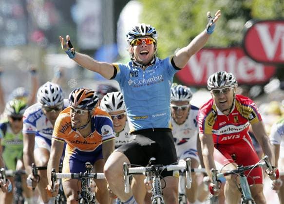 Radsport, Tour de France, Mark Cavendish - alle seine 35. Tour-Etappensiege Mark Cavendish (Großbritannien Columbia, Mitte) gewinnt die 5. Etappe der Tour de France 2008 vor Oscar Freire (Spanien Rabobank, li.) Radsport Herren Tour de France 2008, Straßenradsport, Straße, Rad Gruppe 5. Etappe: Cholet - Chateauroux Freude,