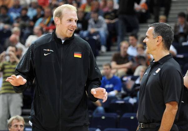 Chris Kaman im Gespräch mit Bundestrainer Dirk Bauermann (beide Deutschland) Basketball Länderspiel Herren Freundschaftsspiel 2008, Test, Testspiel, Nationalmannschaft Gruppe Hamburg