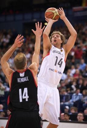 Dirk Nowitzki (Deutschland, re.) gegen Levon Kendall (Kanada) Basketball Länderspiel Herren Freundschaftsspiel 2008, Test, Testspiel, Nationalteam, Nationaltrikot, Deutschland - Kanada Gruppe Hamburg Dynamik,