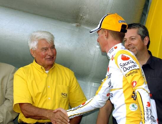 Raymond Poulidor (Frankreich) gratuliert Riccardo Ricco (Italien Saunier Duval Scott) zum Gewinn der 6. Etappe bei der Tour de France 2008 -  Radsport Herren Tour de France 2008, Straßenradsport, Straße, Rad Gruppe 6. Etappe: Aigurande - Super Besse