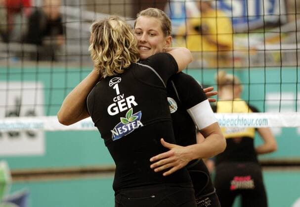 Sara Goller (re.) und Laura Ludwig (beide Deutschland) Beachvolleyball EM Damen Europameisterschaft 2008, Beach, Nestea European Championship Tour, Gruppe Hamburg Harmonie, Freude, Kameradschaft,