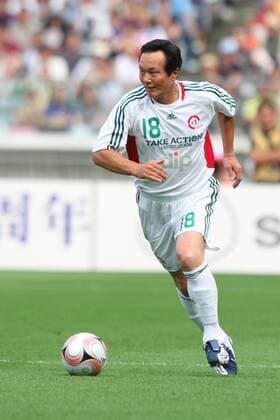 Kunishige Kamamoto (Japan Stars) am Ball -  (2008060723563944) Fußball Herren Take Action 2008 Plus One, Benefiz, Benefizspiel Einzelbild Kanagawa Yokohama