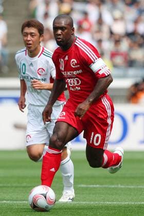 Clarence Seedorf (World Stars) am Ball -  (2008060802025046) Fußball Herren Take Action 2008 Plus One, Benefiz, Benefizspiel Einzelbild Kanagawa Yokohama Dynamik,