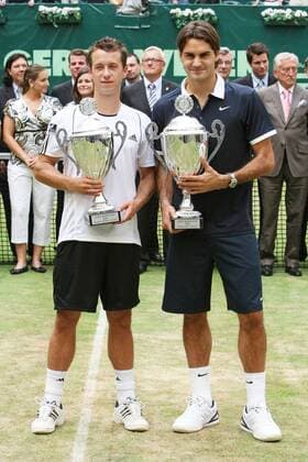 Sieger Roger Federer (Schweiz, re.) und Philipp Kohlschreiber (Deutschland) präsentieren ihre Pokale bei den Gerry Weber Open 2008 Tennis Herren Gerry Weber Open 2008, ATP Tour, Finale Gruppe Halle Westfalen