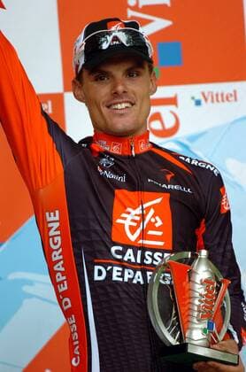 Luis Leon Sanchez (Spanien Caisse d Epargne) präsentiert die Trophäe für den Gewinn der 7. Etappe der Tour de France 2008 -  Radsport Herren Tour de France 2008, Straßenradsport, Straße, Rad Einzelbild 7. Etappe: Brioude - Aurillac