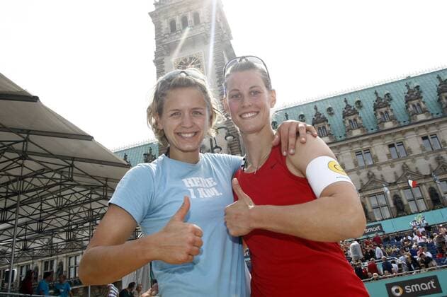 Laura Ludwig (li.) und Sara Goller (beide Deutschland) - Thumbs up Beachvolleyball EM Damen Europameisterschaft 2008, Nestea European Championship Tour, Beach Gruppe Hamburg