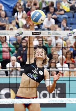 Laura Ludwig (Deutschland) Beachvolleyball EM Damen Europameisterschaft 2008, Nestea European Championship Tour, Beach Einzelbild Hamburg Dynamik,